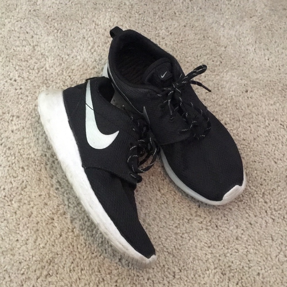 Black Nike Tennis Shoes